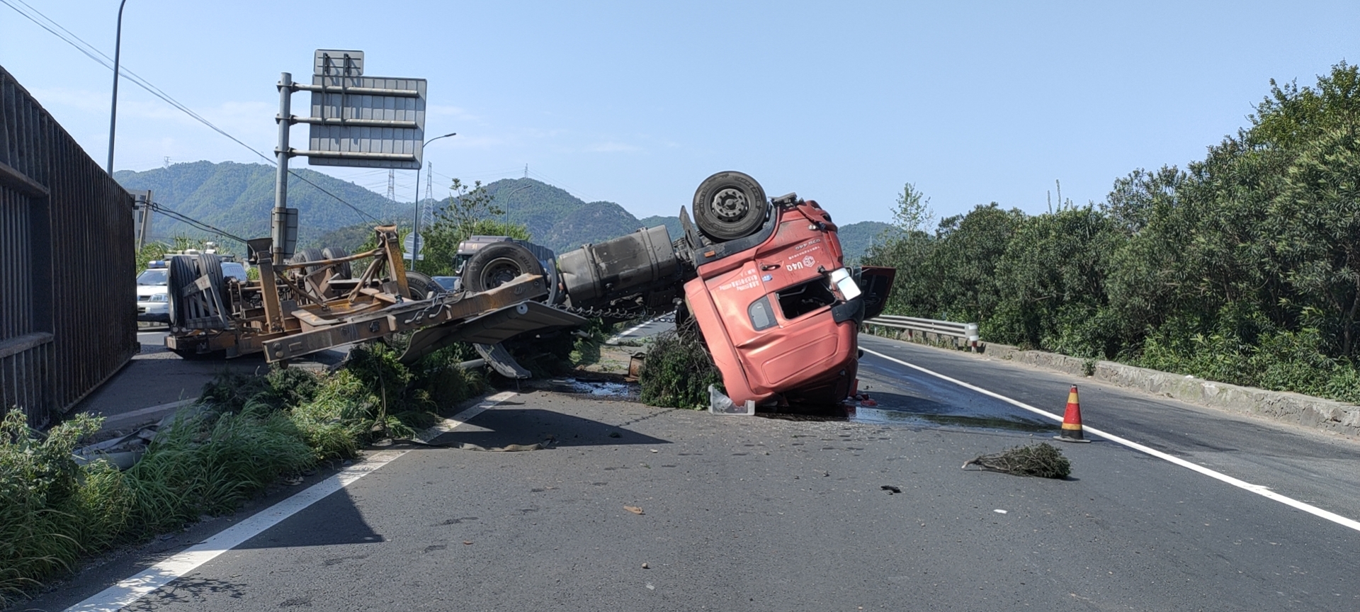 1649838895319140.jpg 集裝箱翻車事故現(xiàn)場(chǎng)1.jpg